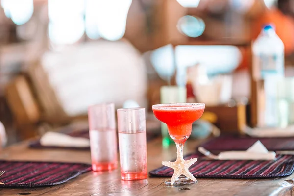 Renkli Egzotik Lezzetli Kokteyller Açık Cafe — Stok fotoğraf