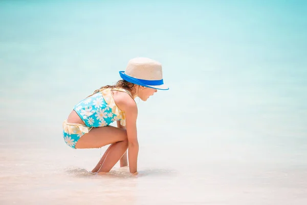 Kleines Mädchen Tropischen Weißen Strand Baut Sandburg — Stockfoto