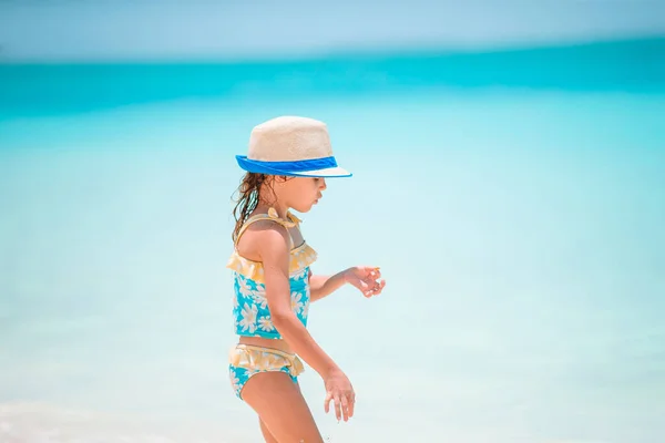 Schattig Klein Meisje Aan Het Strand Tijdens Caribische Vakantie — Stockfoto