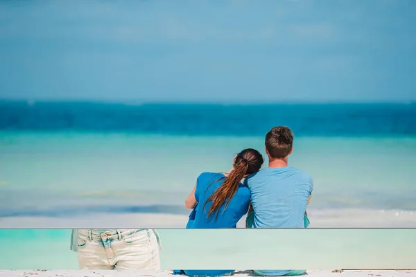 暑假期间一对年轻夫妇在白沙滩上 — 图库照片