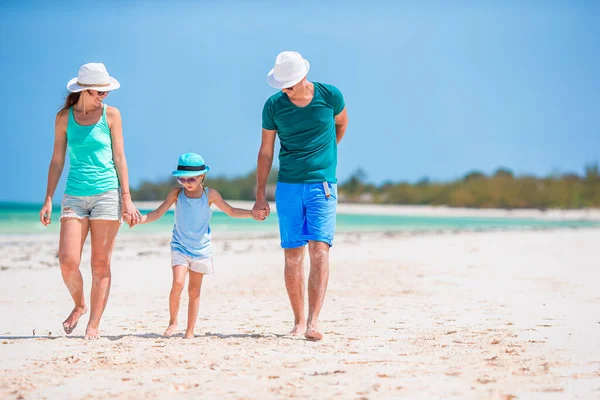 Junge Familie Weißen Strand Während Der Sommerferien — Stockfoto