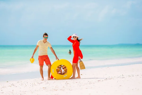 Feliz Hermosa Familia Cuatro Playa —  Fotos de Stock