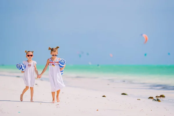 Красивые Маленькие Девочки Пляжными Полотенцами Белом Тропическом Пляже — стоковое фото