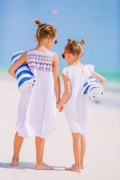 Meninas Adoráveis Com Toalhas Praia Praia Tropical Branca — Fotografia de Stock