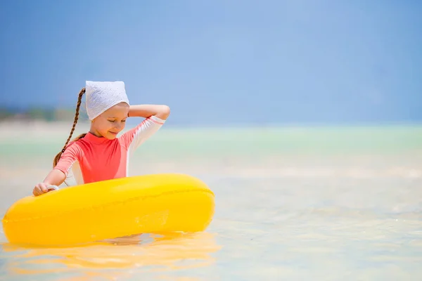 Glückliches Kind Mit Aufblasbarem Gummiring Das Spaß Strand Hat — Stockfoto