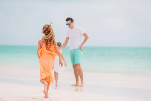 Szczęśliwa Piękna Rodzina Tropikalnych Wakacjach Plaży — Zdjęcie stockowe