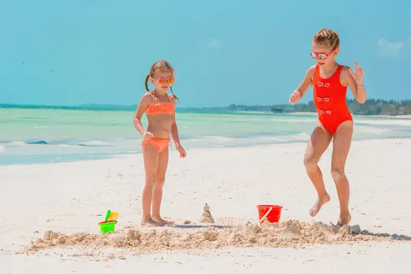 Красивые Маленькие Девочки Время Летних Каникул Пляже — стоковое фото
