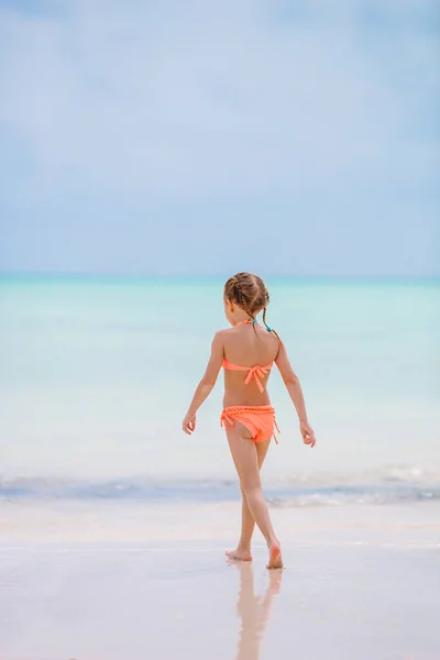 Happy Girl Těšit Letní Dovolenou Pláži — Stock fotografie