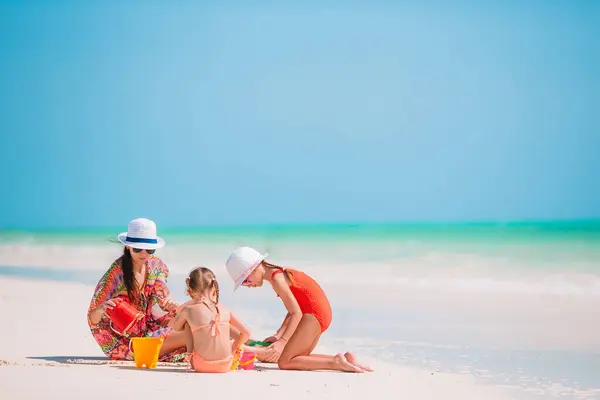 Matka Malé Dcery Dělat Hrad Písku Tropické Pláži — Stock fotografie