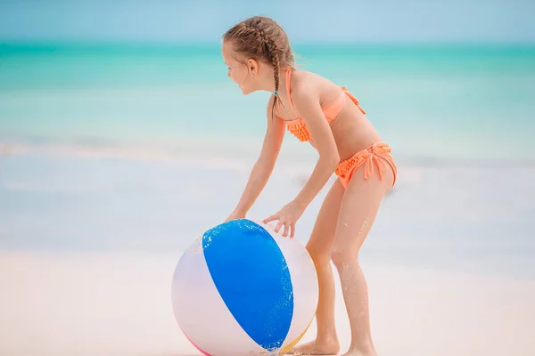 Kleines Entzückendes Mädchen Spielt Strand Mit Ball — Stockfoto