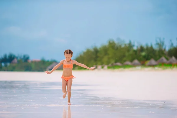 Porträt Der Schönen Mädchen Strand Tanzen — Stockfoto