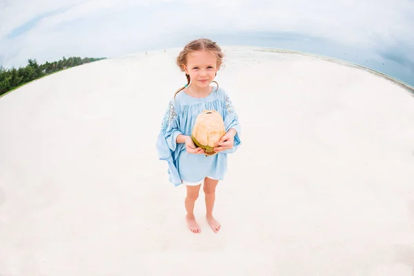 Lilla Bedårande Flicka Med Stora Kokos Vit Sandstrand — Stockfoto