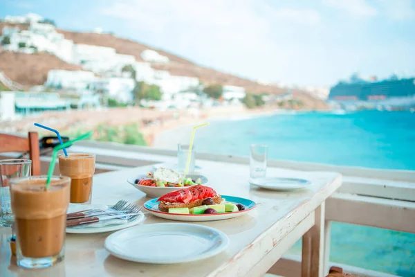 Gezond Ontbijt Outdoor Cafe Met Uitzicht Zee — Stockfoto