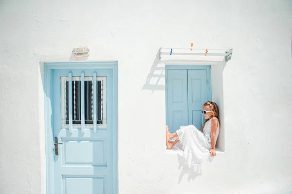 Schattig Meisje Oude Straat Van Typisch Grieks Traditioneel Dorp — Stockfoto