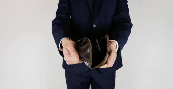 Homem Fato Negócios Tem Nas Mãos Uma Carteira Vazia — Fotografia de Stock