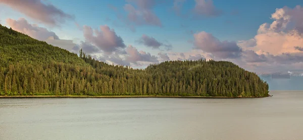 Doigt Evergreen Land Dans Canal Alaska — Photo