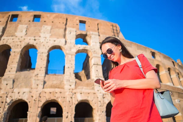 Bedårande Aktiv Flicka Med Karta Framför Colosseum Rom Italien Barndom — Stockfoto