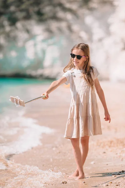 Little Girl Taking Selfie Her Smartphone Beach — Stock Photo, Image