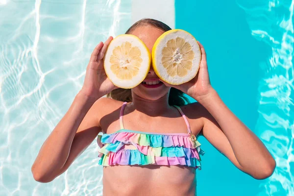 Kleines Mädchen Bedeckt Augen Mit Zitronenhälften Der Nähe Von Augen — Stockfoto