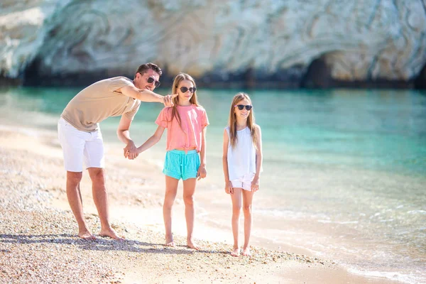 白いビーチでお父さんと子供たちの幸せな美しい家族 — ストック写真