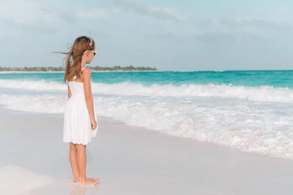 Carino Bambina Sulla Spiaggia Durante Vacanze Estive — Foto Stock