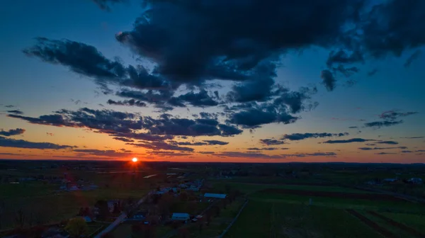 Sonnenuntergang Über Scheunen Und Silos Der Goldenen Stunde — Stockfoto
