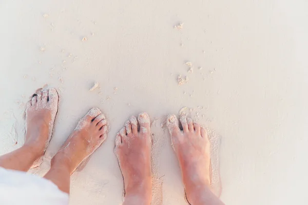 Nahaufnahme Der Füße Der Familie Weißen Sandstrand — Stockfoto