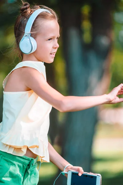 Little Adorable Girl Słuchanie Muzyki Parku — Zdjęcie stockowe