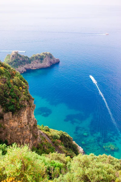 意大利美丽舒适的海湾 有小船和清澈的绿水 — 图库照片