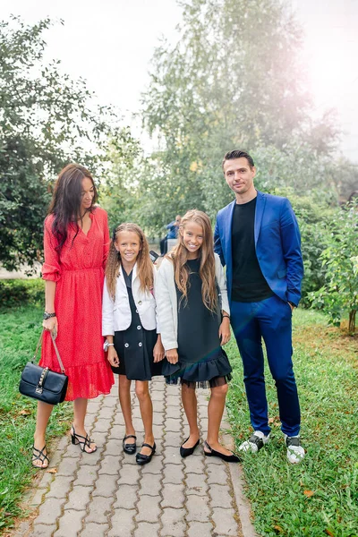 Familie Mit Zwei Kindern Zurück Die Schule — Stockfoto