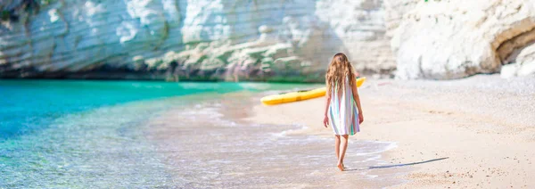 Милая Маленькая Девочка Пляже Время Летних Каникул — стоковое фото