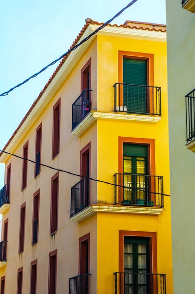 Piękna Malownicza Ulica Wąska Droga Kolorowe Fasady Budynków — Zdjęcie stockowe