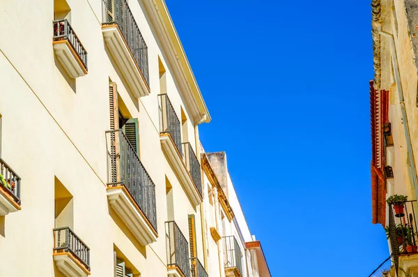 Stilvoller Balkon Mit Metallgeländer Solide Architektonische Elemente — Stockfoto