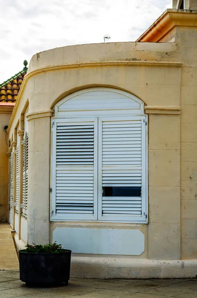旧式欧洲风格建筑上的百叶窗 建筑概念 — 图库照片