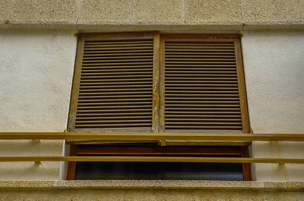古いヨーロッパ様式の建物の窓シャッター 建築コンセプト — ストック写真