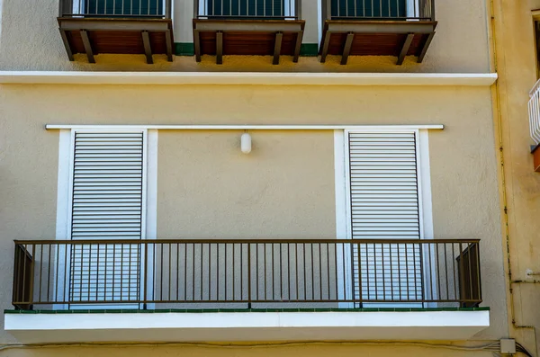 Stijlvol Balkon Met Een Metalen Reling Solide Architectonische Elementen — Stockfoto