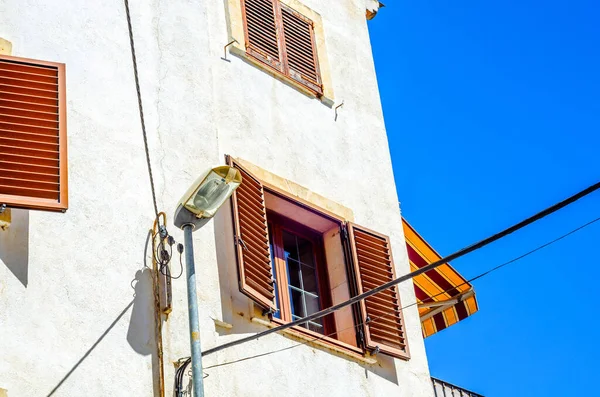 古いヨーロッパ様式の建物の窓シャッター — ストック写真