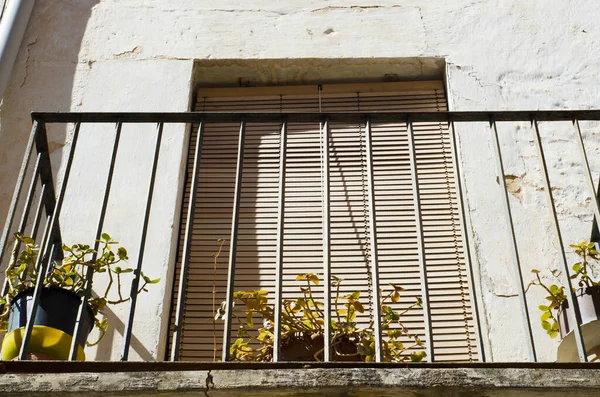 Stijlvol Balkon Met Een Metalen Reling Solide Architectonisch Element — Stockfoto