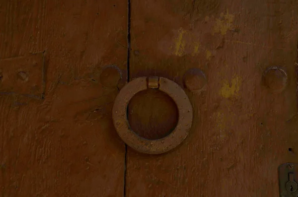 装飾の形をした真鍮のノッカーが付いているドア — ストック写真