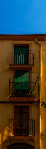 带有金属栏杆 坚固建筑元素的时尚阳台 — 图库照片