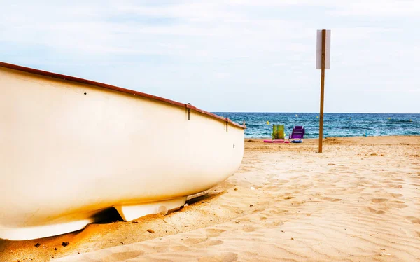 Barca Sulla Spiaggia Sabbia — Foto Stock