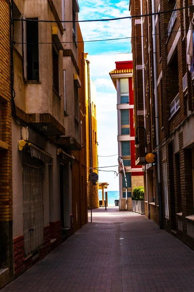 美しい絵のような通り狭い道路建物のカラフルなファサード — ストック写真