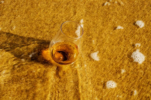Vaso Whisky Sobre Arena Lavado Por Las Olas — Foto de Stock