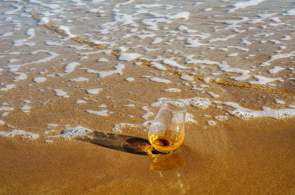 Glass Whiskey Sand Washed Waves — Stock Photo, Image