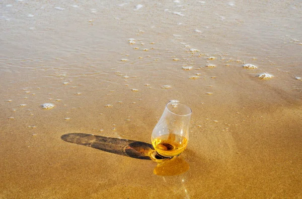Verre Whisky Sur Sable Lavé Par Les Vagues — Photo