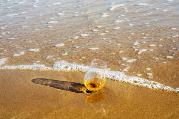 Glass Whiskey Sand Washed Waves — Stock Photo, Image