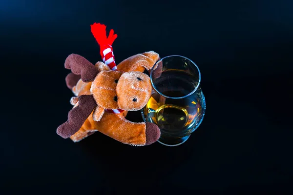 Plush Rudolph Reindeer Single Malt Whisky Glass Symbol Christmas — Stock Photo, Image