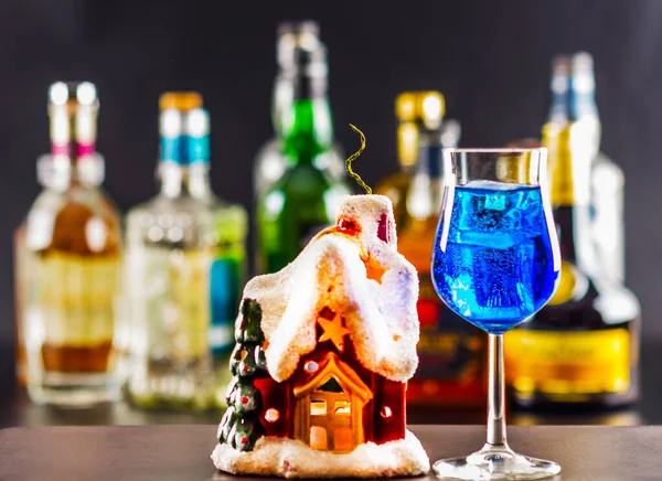 鸡尾酒 漂亮的圣诞别墅 酒瓶背景 — 图库照片