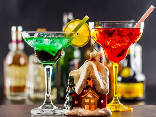 鸡尾酒 漂亮的圣诞别墅 酒瓶背景 — 图库照片