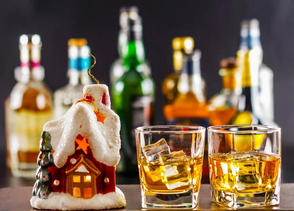 Cocktails Och Vacker Jul Hus Ljus Flaska Bakgrund — Stockfoto